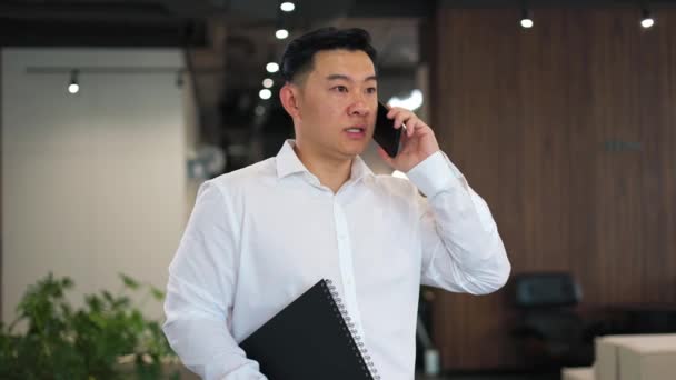 Especialista Asiático Motivado Negócio Que Está Sala Reuniões Com Copybook — Vídeo de Stock