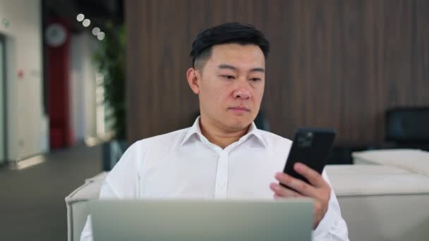 Empresário Confiante Etnia Asiática Vestindo Camisa Colarinho Branco Usando Smartphone — Vídeo de Stock