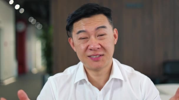Első Személy Nézete Sikeres Férfi Vállalkozó Beszél Gesztikulál Kamera Miközben — Stock videók