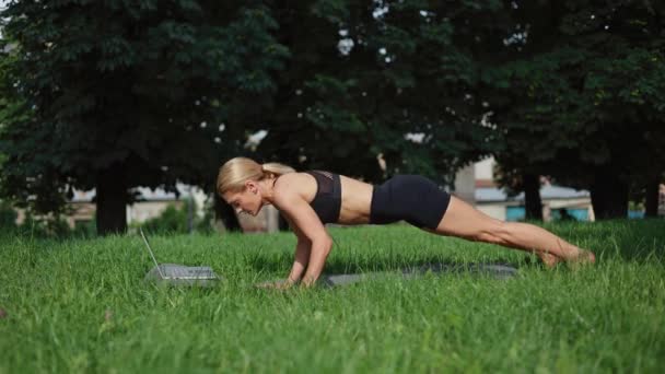 Silna Biała Kobieta Ćwicząca Jogę Stojąc Trawiastej Łące Aktywna Młoda — Wideo stockowe