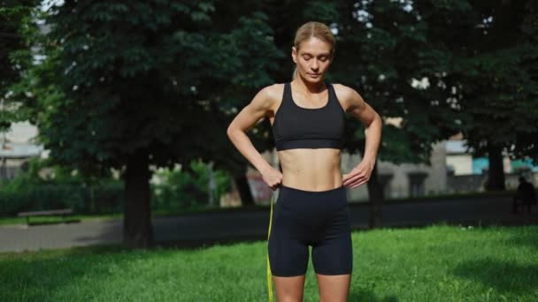 Vista Frontal Mulher Muscular Vestindo Uniforme Esporte Preto Área Aberta — Vídeo de Stock
