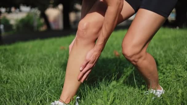 Běloška Štíhlým Tělem Svalovými Křečemi Nohou Intenzivním Cvičení Čerstvém Vzduchu — Stock video