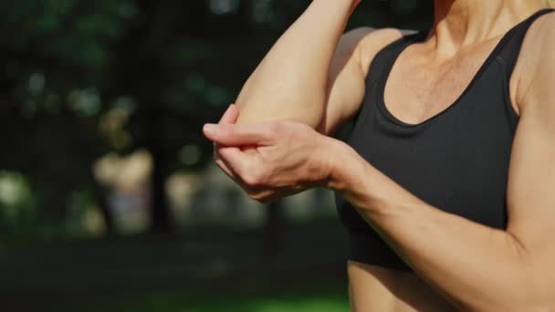 공원에서 팔꿈치에 통증을 코카서스 여자의 스포츠 통증을 완화하기위한 마사지 스포츠 — 비디오
