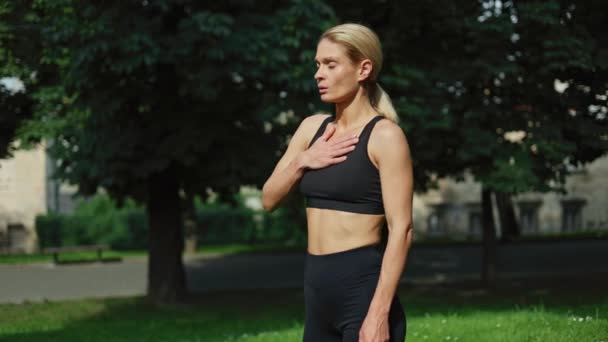 Unavená Žena Černém Sportovním Oblečení Mají Problémy Dechem Protože Bolest — Stock video