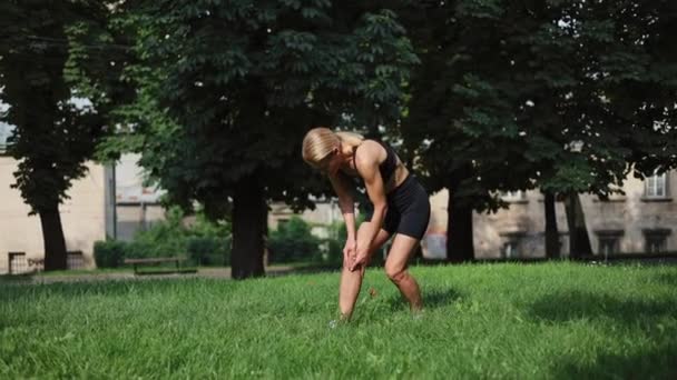 Plný Portrét Blonďaté Ženy Černém Sportovním Oblečení Zahřívá Zraněné Koleno — Stock video