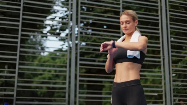 Vue Angle Bas Une Femme Fitness Inspirée Qui Reste Extérieur — Video