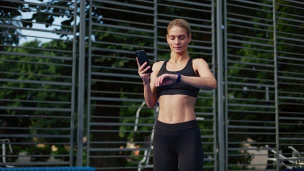 Sportiva Motivata Vestita Con Leggings Neri Dispositivi Intelligenti Operativi Superiori — Video Stock