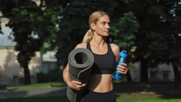 Mulher Caucasiana Muscular Segurando Tapete Ioga Preto Esporte Azul Com — Vídeo de Stock