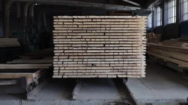Geniş modern kereste fabrikasında işlem yaptıktan sonra yığınla tahta yığını. Aynı büyüklükte ve biçimli katlanır keresteler inşaat ya da teslimat için hazırlanıyor. Ahşap endüstrisi kavramı.