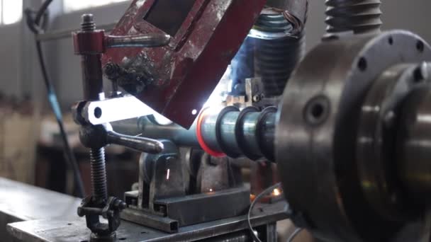 冶金车间在高温条件下的自动化工业机械弯曲金属结构 关闭不锈钢的生产过程 在宽敞的工厂里的日常工作 — 图库视频影像