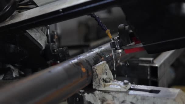 Industriemaschine Schneidet Rohr Unter Wasserstrom Zur Steuerung Der Überhitzung Nahaufnahme — Stockvideo
