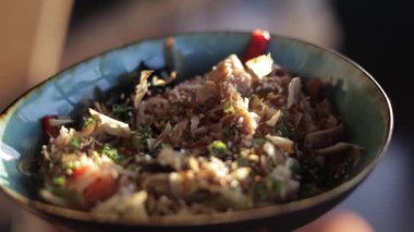 Tabağı, iştah açıcı Asya yemeği, erişte ve sağlıklı ürünlerle kapat. Sebze tavasıyla nefis bir yemek ve Doğu menüsünün özelleştirildiği restoranda güzel bir sunum..