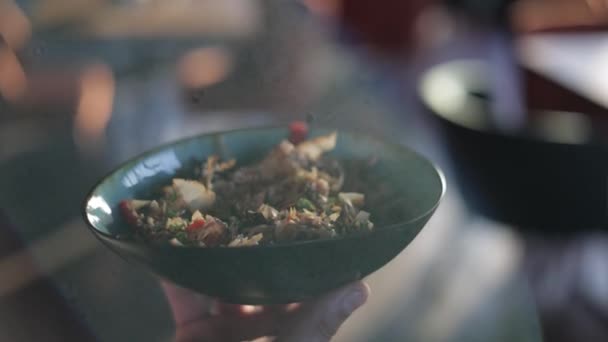 Närbild Manliga Servitör Som Serverar Läcker Asiatisk Mat Till Gourmetkunder — Stockvideo