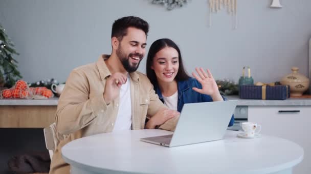 Couple Aimant Dans Appel Vidéo Chaleureux Utilisant Ordinateur Portable Maison — Video