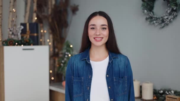 Retrato Uma Morena Sorridente Tee Branco Camisa Azul Uma Cozinha — Vídeo de Stock