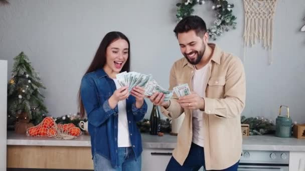즐거운 커플은 크리스마스 부엌에서 달러를 던지는 놀랍게 시즌을 풍부한 — 비디오