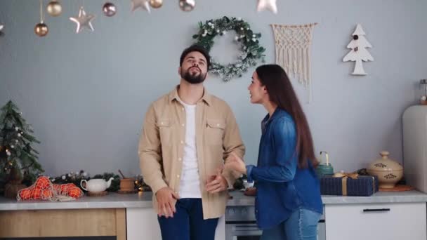 Besorgtes Junges Paar Das Sich Über Weihnachten Der Küche Streitet — Stockvideo