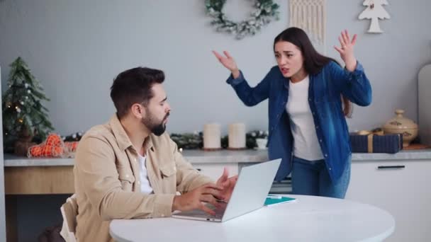 Kızgın Noel Şenlikli Mutfakta Dizüstü Bilgisayara Takılmış Kocasına Sesleniyor Finansal — Stok video