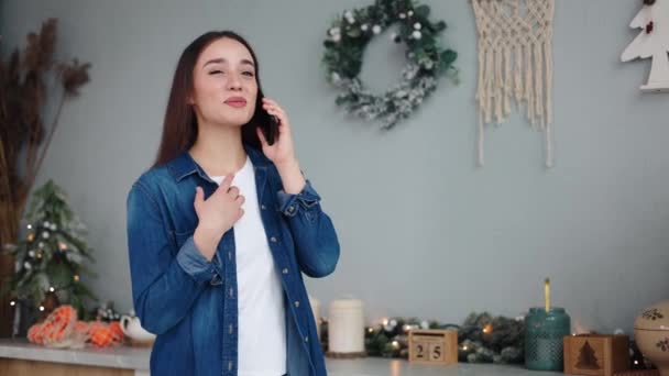 Radieuse Fille Shirt Blanc Chemise Bleue Engage Dans Appel Téléphonique — Video