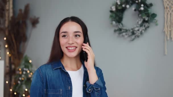 Радісна Дівчина Білих Синіх Чатах Спірально Телефону Серед Різдвяного Кухонного — стокове відео