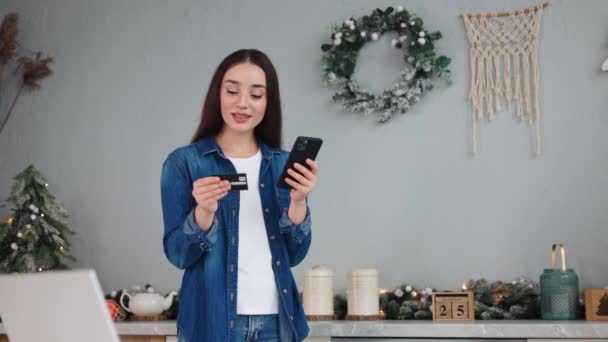 Красива Жінка Робить Покупку Інтернеті Допомогою Кредитної Картки Смартфона Купує — стокове відео