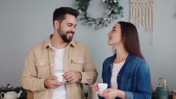 Прикрашена Різдвяна Кухня Люблячий Чоловік Тепло Обіймає Свою Дружину Яка — стокове відео