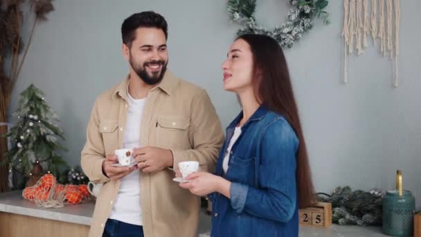 Man Vrouw Staan Keuken Ingericht Voor Kerstmis Nippen Geurige Koffie — Stockvideo