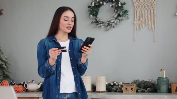 Jovencita Positiva Utiliza Teléfono Inteligente Feliz Emociones Vertiginosas Ganando Una — Vídeos de Stock