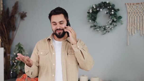 Όμορφος Χαρούμενος Άνθρωπος Που Έχει Κινητό Τηλέφωνο Συνομιλία Χρησιμοποιώντας Εκφραστικές — Αρχείο Βίντεο
