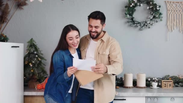 Jovem Casal Apaixonado Celebrando Cozinha Festiva Natal Lendo Uma Carta — Vídeo de Stock