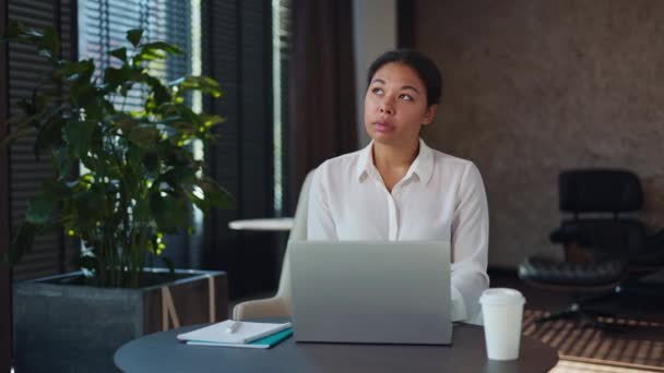 Wielorasowa Bizneswoman Patrząc Bok Szukając Myśli Podczas Pisania Roboczego Maila — Wideo stockowe