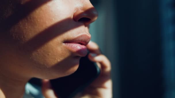 Gros Plan Femme Afro Américaine Avec Des Lèvres Dodues Ayant — Video