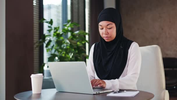 Mujer Multicultural Concentrada Que Usa Hijab Negro Ropa Formal Sentada — Vídeos de Stock