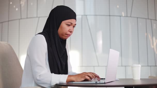Mujer Multicultural Infeliz Que Usa Hiyab Negro Cubriendo Boca Con — Vídeo de stock