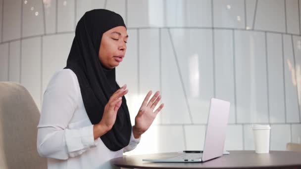 직장에서 공격을 하려고 사무실 매니저 노트북과 사무실 책상에 히잡을 아프리카계 — 비디오