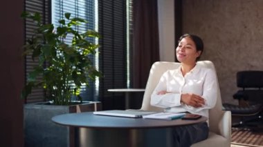 Olumlu bayan çalışanlar, hayal kurarken ellerini kilitleyerek yuvarlak masada oturuyorlar. Modern ofiste oturan ve düşünen iş elbiseli Afrikalı Amerikalı kadın..