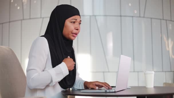 Stressad Affärskvinna Bär Svart Hijab Har Plötslig Bröstsmärtor När Arbetar — Stockvideo