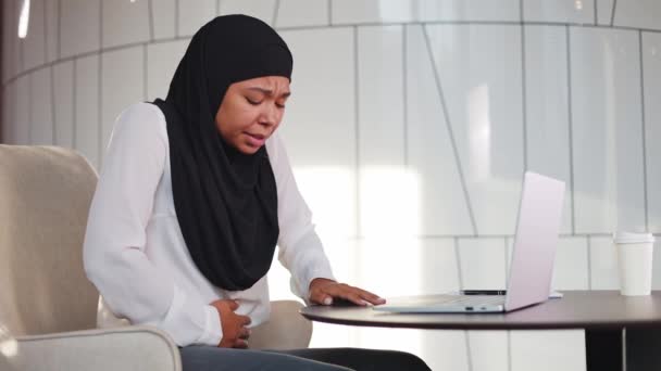 Mujer Madura Infeliz Sensación Malestar Estómago Mientras Trabaja Portátil Portátil — Vídeo de stock