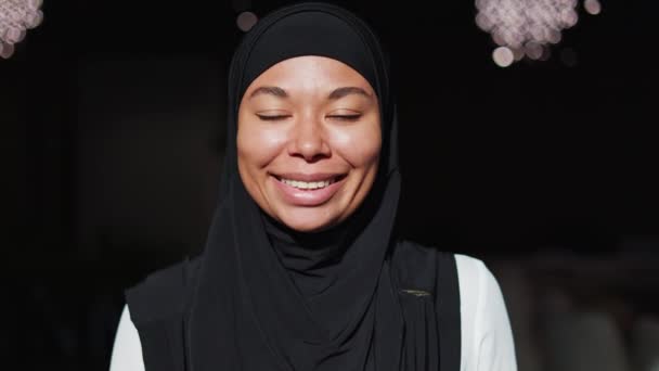 Porträtt Mångkulturell Muslimsk Kvinna Glatt Ler Mot Kameran När Står — Stockvideo