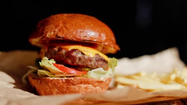 Délicieux Burger Bœuf Grillé Illuminé Par Lumière Naturelle Composé Fromage — Video