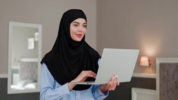 Portret Odnoszącej Sukcesy Pięknej Wykonawczej Muzułmańskiej Bizneswoman Azjatyckiej Hidżabie Pracującej — Wideo stockowe