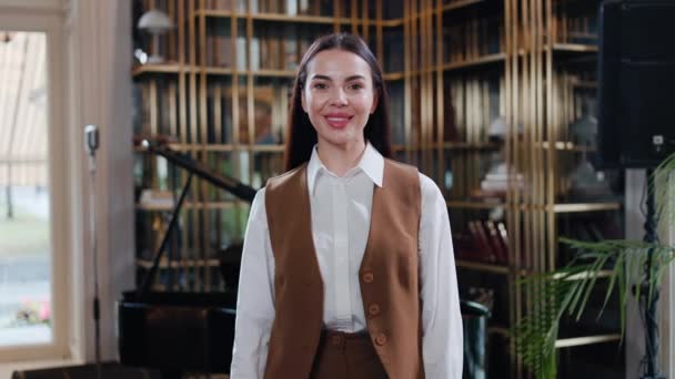 Šťastné Sebevědomé Usměvavé Dospělé Podnikatelky Majitelky Restaurace Ceo Při Pohledu — Stock video