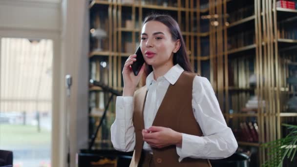 Uśmiechnięta Kobieta Długimi Włosami Dzwoniąca Komórkę Hotelowym Salonie Szczęśliwa Bizneswoman — Wideo stockowe