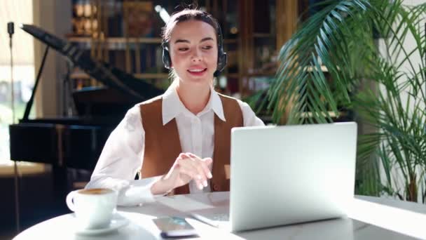 时尚餐厅的主人通过她的笔记本电脑上的视频通话进行高效沟通 与商业伙伴进行在线交谈 在设计精美的室内进行现代长距离沟通 — 图库视频影像