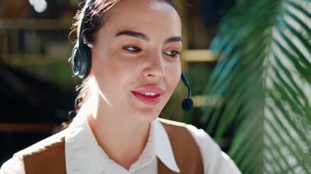 Kulaklık Takan Çağdaş Restoran Sahibi Dizüstü Bilgisayarında Video Görüşmesi Yapıyor — Stok video