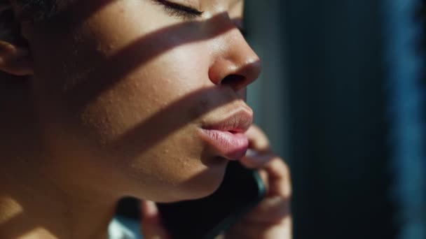 Çok Kültürlü Başarılı Bir Kadının Ofis Penceresinin Yanında Külüstürle Konuşurken — Stok video
