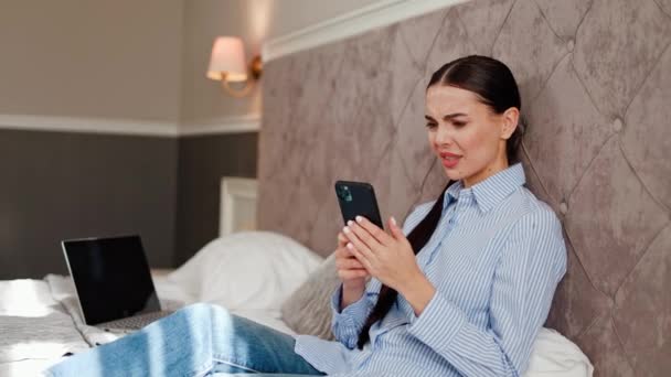Frustrierte Junge Frau Hotel Checkt Handy Ohne Handysignal Beunruhigt Durch — Stockvideo