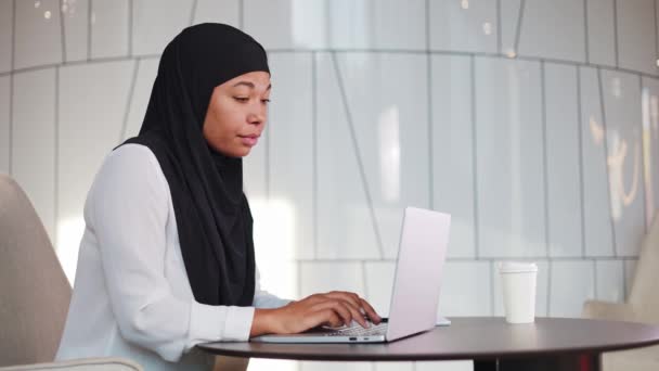 Wanita Multikultural Stres Melihat Layar Laptop Sambil Duduk Tempat Kerja — Stok Video