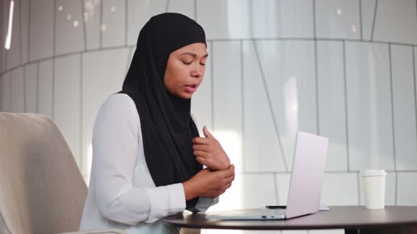Afro Amerikaanse Vrouw Hijab Met Polspijn Veroorzaakt Door Continu Werk — Stockvideo