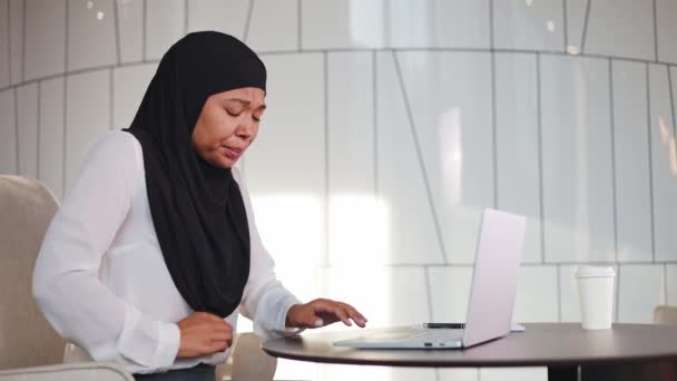 Разочарованная Мультикультурная Женщина Чёрном Хиджабе Трогает Живот Руками Время Расстройства — стоковое видео